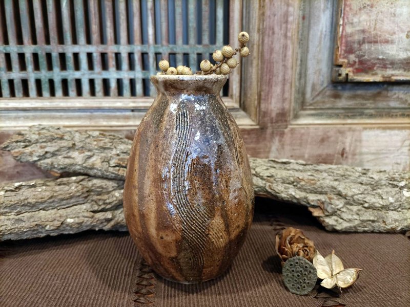 Firewood | Streamline flower vessel/sake bottle D type - Pottery & Ceramics - Pottery Brown