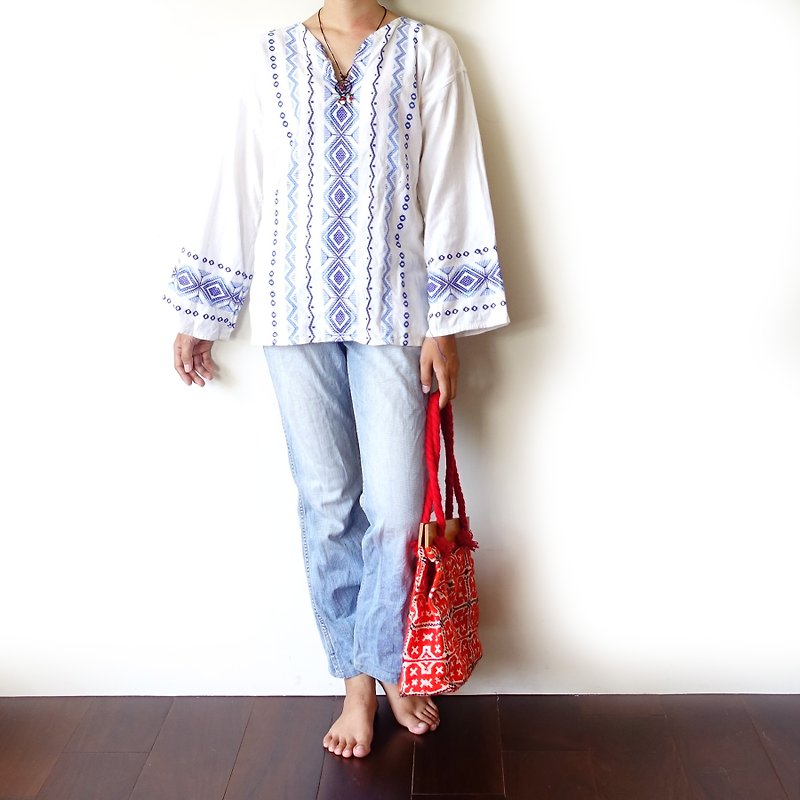 BajuTua / vintage / traditional blue and white embroidered blouse Guatemala - เสื้อผู้หญิง - ผ้าฝ้าย/ผ้าลินิน ขาว