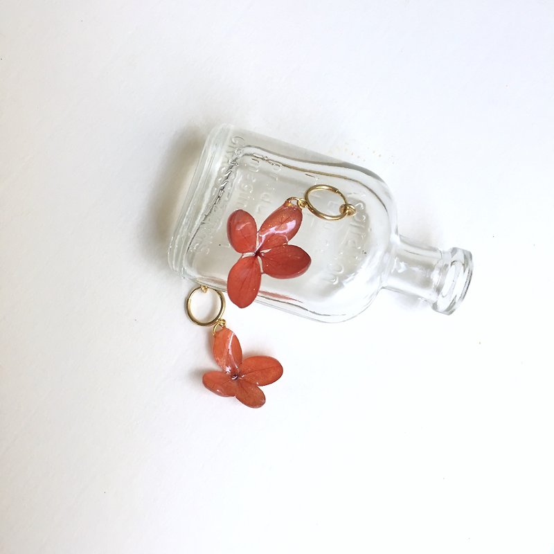 Three-dimensional immortal flower brick red hydrangea bridal clip earrings - ต่างหู - พืช/ดอกไม้ สีแดง