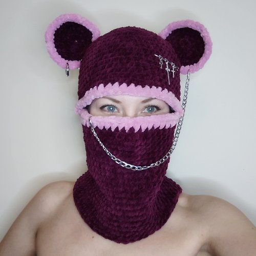 Alternative Crochet Boutique 柔和的哥特巴拉克拉法帽鉤針編織。 帶鍊子的蓬鬆熊巴拉克拉法帽