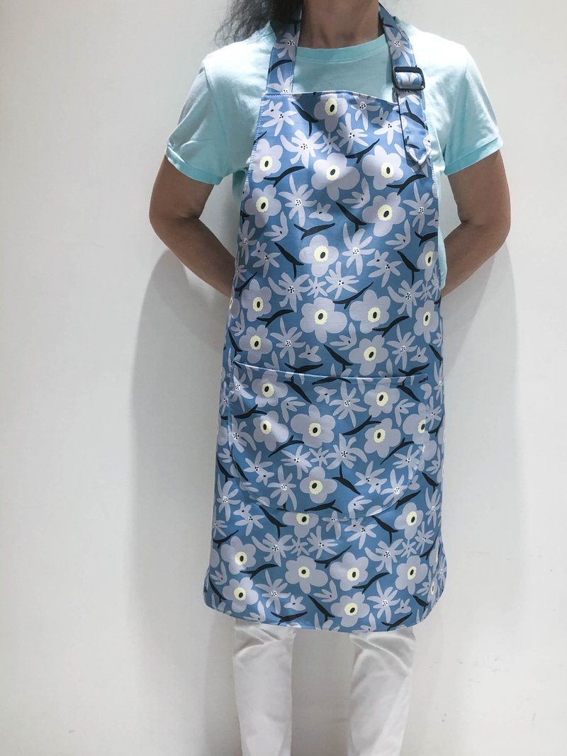 Apron - black-stalked flowers on a gray-blue background - ผ้ากันเปื้อน - ผ้าฝ้าย/ผ้าลินิน สีเขียว