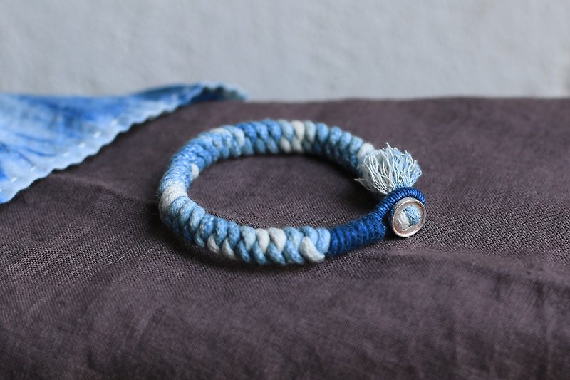 Original handmade custom plant blue dye s925 silver buckle diamond knot bracelet retro art - สร้อยข้อมือ - ผ้าฝ้าย/ผ้าลินิน 