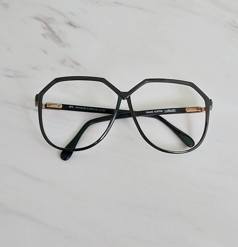 1960 Silhouette Made in Austria, V-shaped bright black large plastic frame with enamel inlaid metal logo - กรอบแว่นตา - พลาสติก สีดำ