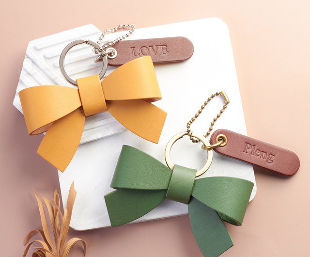 レザーリボンキーホルダー | カスタム名を刻印したレザーリボン