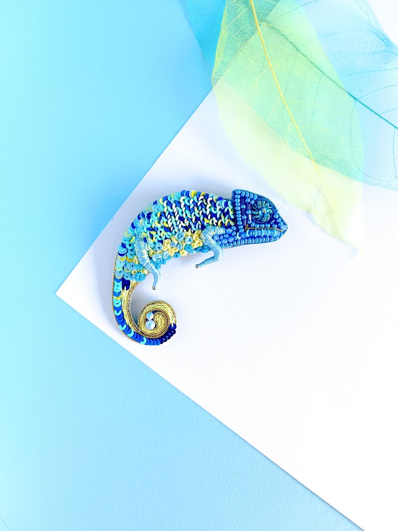 Beaded chameleon brooch handmade - เข็มกลัด - วัสดุอื่นๆ หลากหลายสี