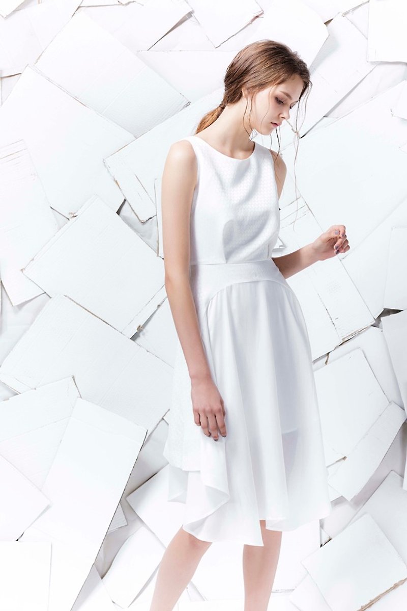 Off-season sale 白色圓點拼接洋裝 - 連身裙 - 聚酯纖維 白色