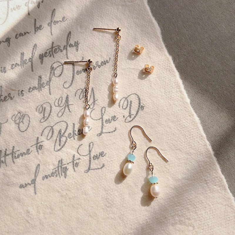 【Pinkoi Exclusive】A set of 2 pairs of natural freshwater pearl earrings Pearl Earrings - Earrings & Clip-ons - Pearl Blue