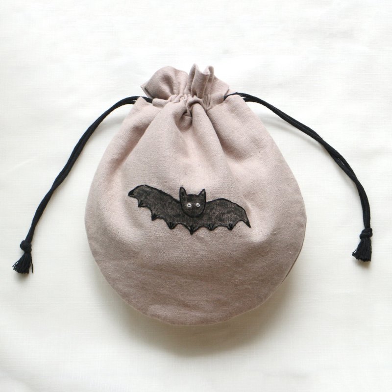 Hand embroidered arc drawstring pocket/Bat No. 2 - กระเป๋าเครื่องสำอาง - ผ้าฝ้าย/ผ้าลินิน ขาว