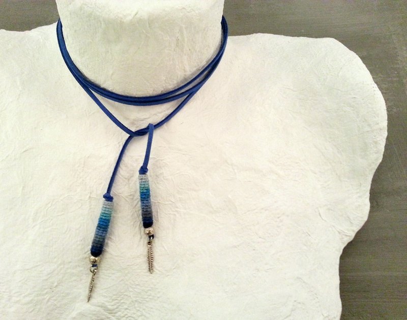 Blue Suede Wrap Choker Necklace with Feather Charm Ends - 項鍊 - 人造皮革 藍色
