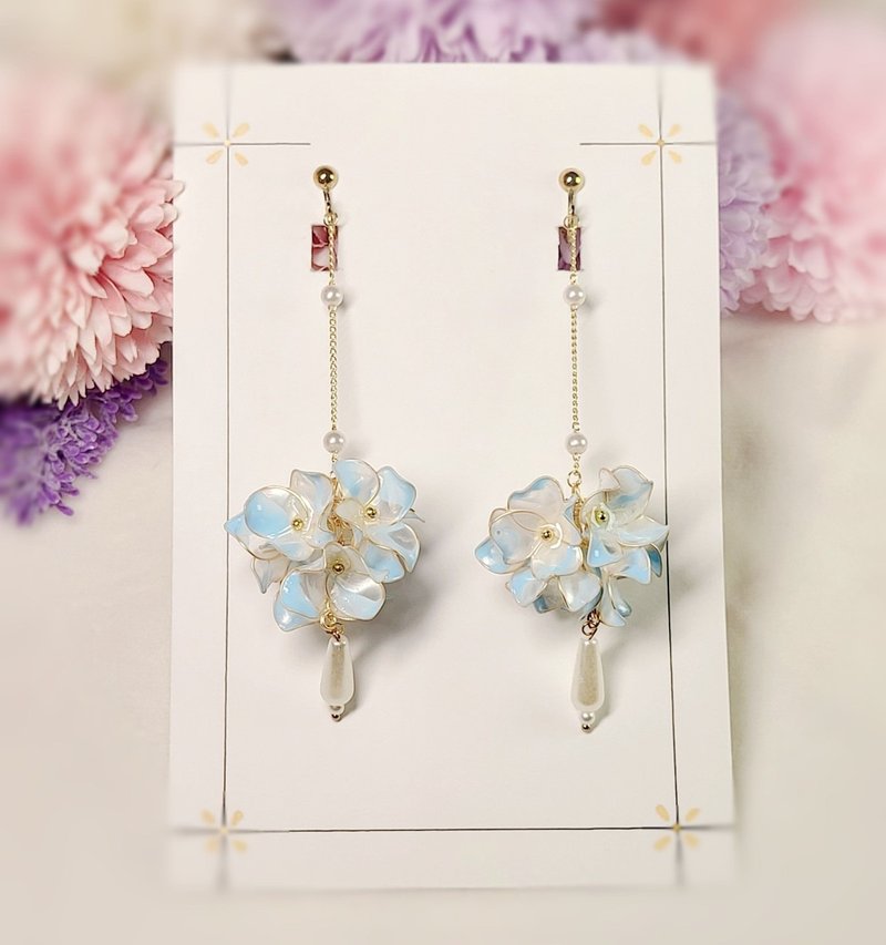 Blue and White Gradient Resin Hydrangea Earrings/Clips with Pearls - ต่างหู - เรซิน สีน้ำเงิน