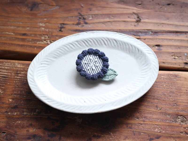 CREAM Flower Brooch Leaf Navy Stripe x Navy - เข็มกลัด - ผ้าฝ้าย/ผ้าลินิน สีน้ำเงิน