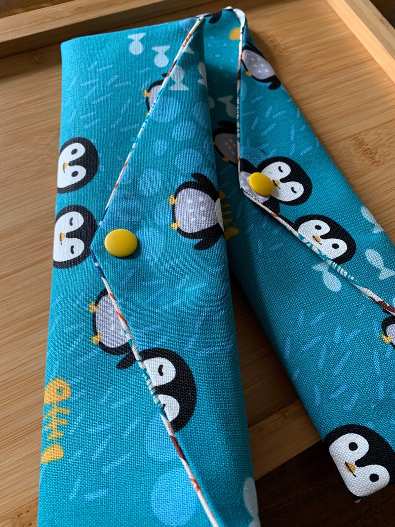 Wenqingfeng environmentally friendly pure cotton chopsticks bag penguin hand in hand lake blue Japanese trendy goods storage handmade meal - กล่องเก็บของ - ผ้าฝ้าย/ผ้าลินิน สีน้ำเงิน