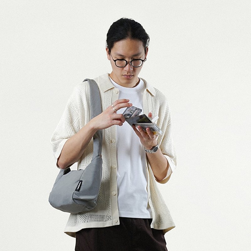 【FW25全新Wander系列】MILO 日常斜背包 小號 (珍珠灰) - 側背包/斜背包 - 環保材質 灰色