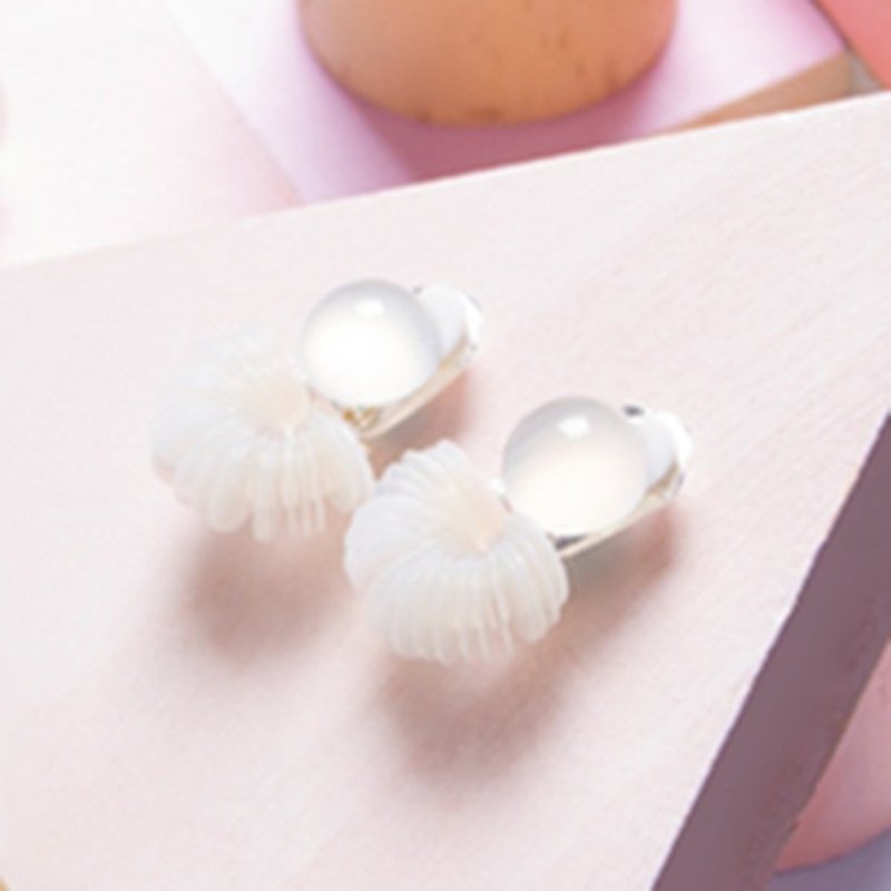 YUNSUO-original design-white chalcedony and flakes earrings clips - ต่างหู - เครื่องเพชรพลอย ขาว