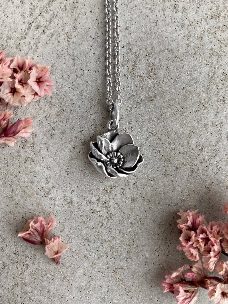 925 Sterling Silver Rambler Rose Necklace Side / Flower / Vintage /Anti-allergy - สร้อยคอ - เงินแท้ สีเงิน