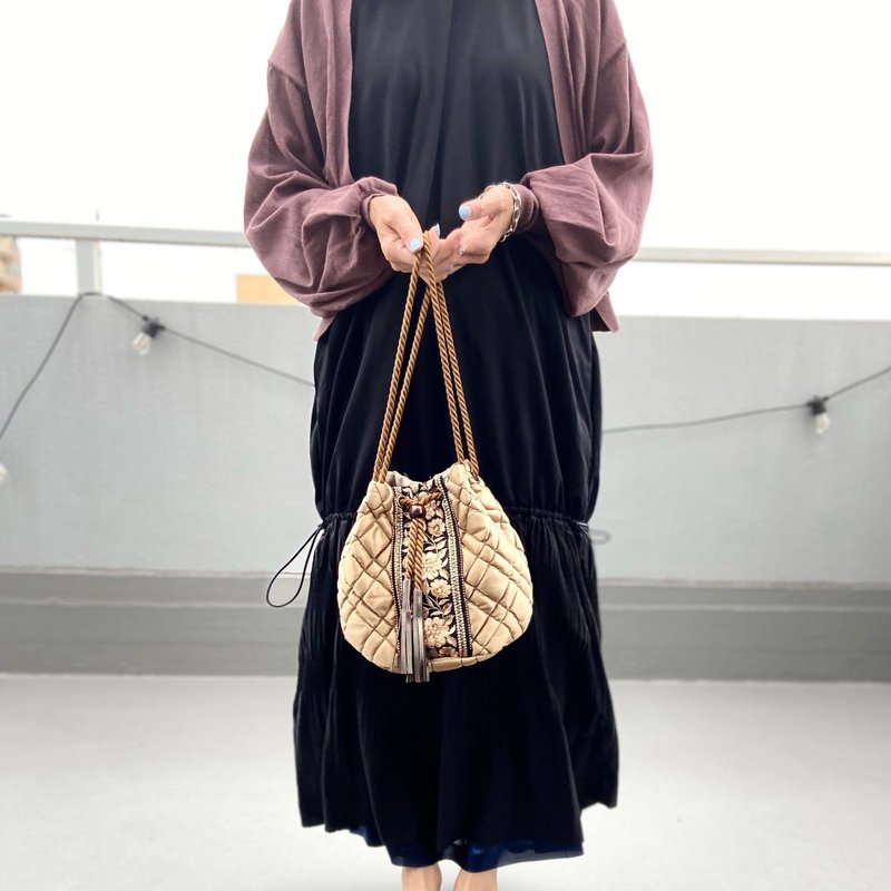 Quilt fabric beige x Indian embroidery ribbon drawstring tie crossbody 2WAY crossbody lightweight - อื่นๆ - งานปัก สีนำ้ตาล