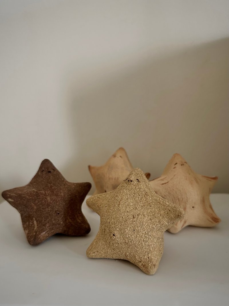 Handmade pottery doll丨Xianxian series—Sea Star Butt (the height of the ornament is about 6.5cm) - Stuffed Dolls & Figurines - Pottery Brown