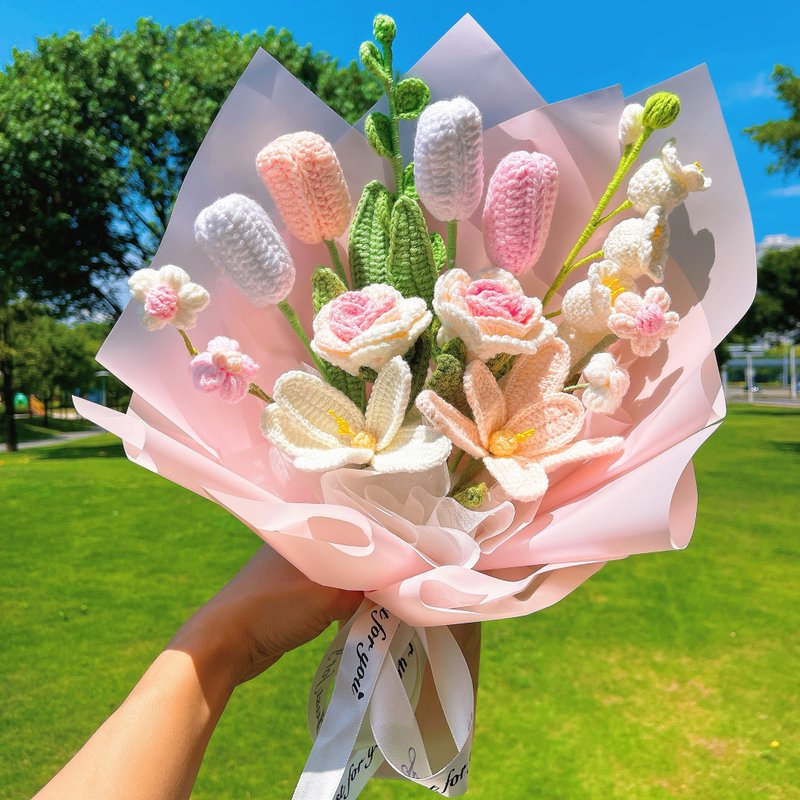 Handmade Crocheted Blushing Elegance Bouquet with Rose, Tulips, Lilies - ช่อดอกไม้แห้ง - ผ้าฝ้าย/ผ้าลินิน สึชมพู