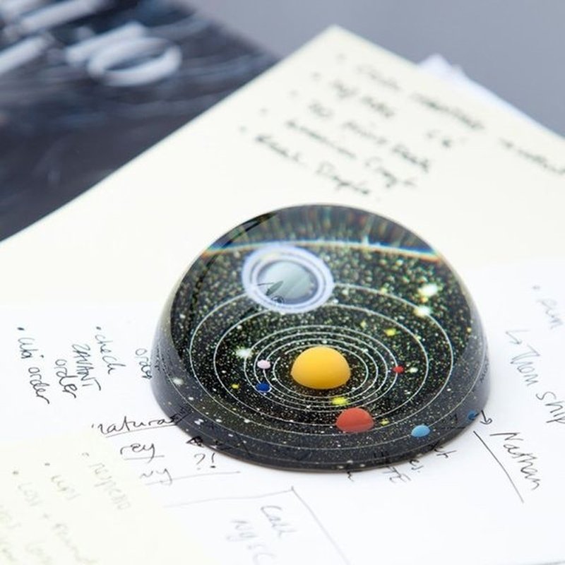 美國 Kikkerland 行星紙鎮 微觀太陽系 星空宇宙玻璃桌面擺件 - 擺飾/家飾品 - 玻璃 多色
