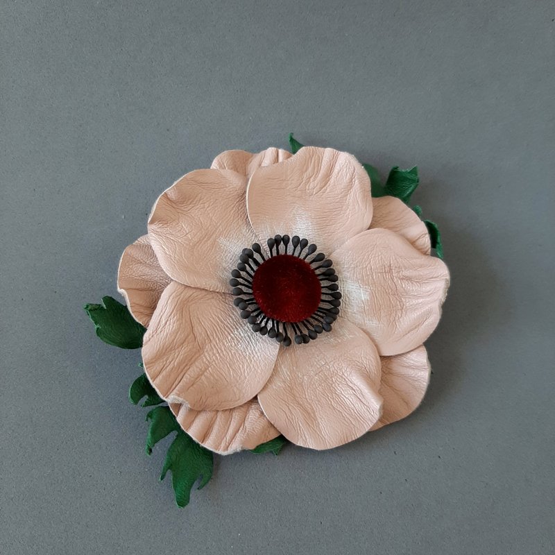 皮革胸針 Leather brooch pink flower for her or for him Leather jewelry - เข็มกลัด - หนังแท้ สึชมพู