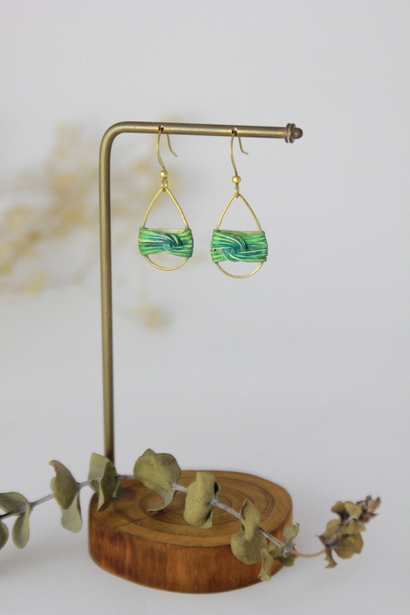 Handmade Earrings-River Series/Handmade rattan brush-dyed [Emerald Green] - ต่างหู - ทองแดงทองเหลือง สีเขียว