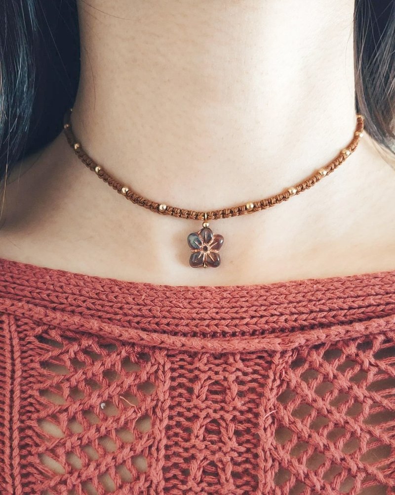 [Customizable] Brown Flower Bronze Choker Necklace Short Chain Maillard Wax Thread - Necklaces - Copper & Brass 