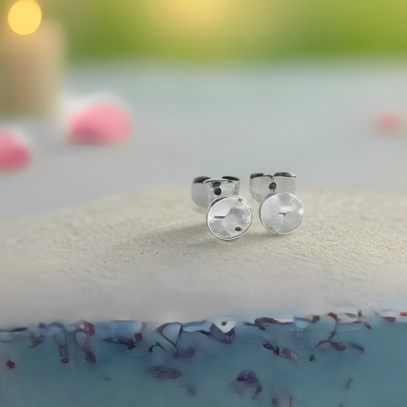 スチールハンマー加工のラウンドスタッドイヤリング |精巧な槌目加工 - 硬質と軟質 - ピアス・イヤリング - ステンレススチール シルバー