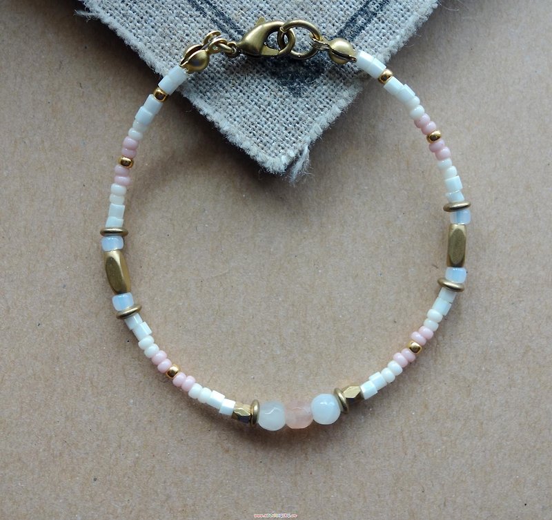 ~ Rice + bear ~ moonlight stone brass & natural stone & Japanese beads bracelet / bracelet - สร้อยข้อมือ - โลหะ สึชมพู