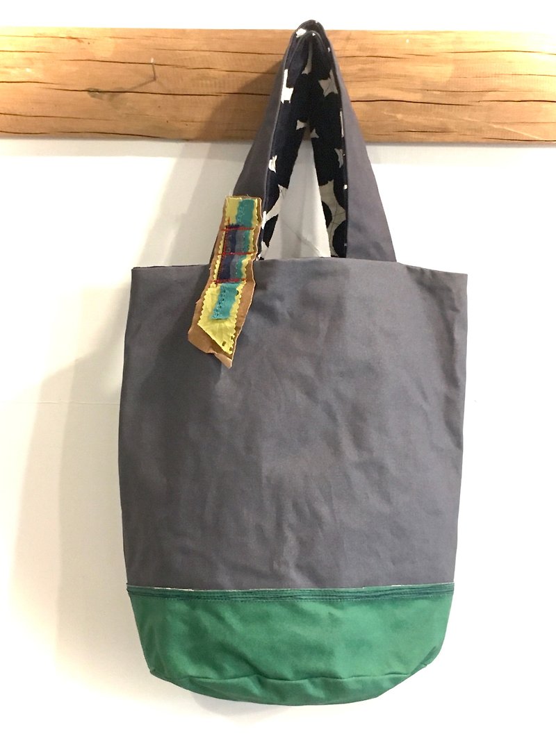 Wenqing warm feeling long cloth bag design / double-sided use (gray green) - กระเป๋าถือ - ผ้าฝ้าย/ผ้าลินิน 