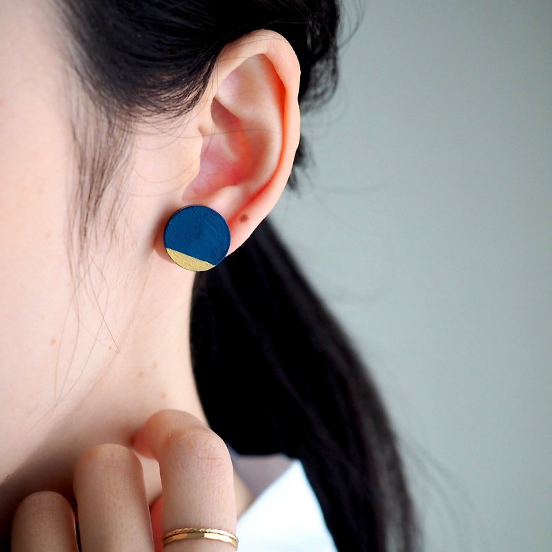 Wooden round earrings navy & gold - Earrings & Clip-ons - Wood Blue