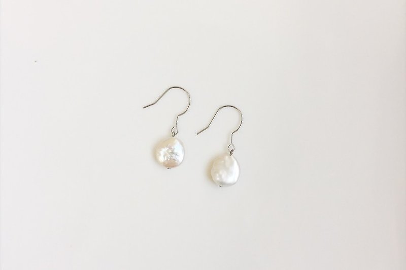 Simple freshwater pearl earrings