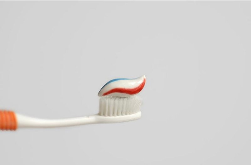 セラミック歯磨き粉の形をしたブローチピン - ブローチ - 磁器 ホワイト