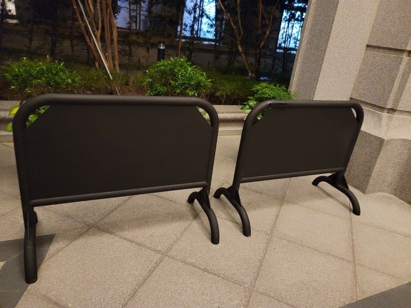 工場直営のポスターラックです。 - その他 - 金属 ブラック