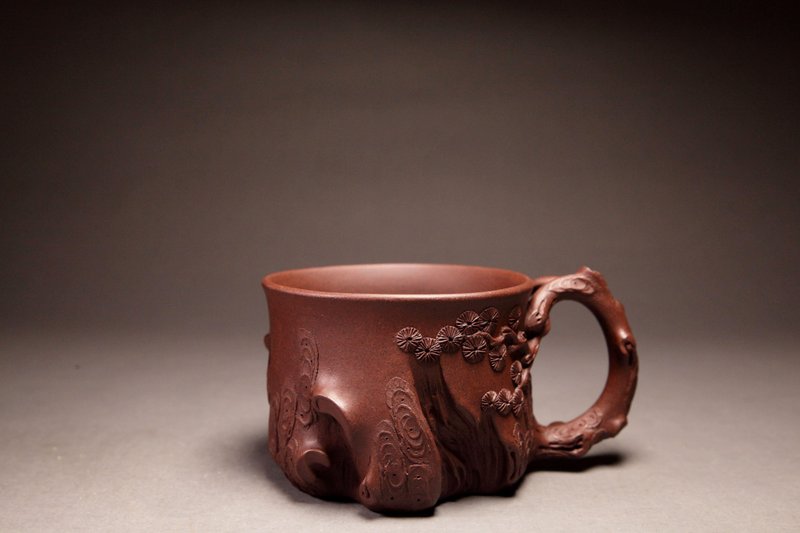 [Songzhuang Mug] Longshantang fully handmade bionic series extremely old black star soil master cup 220c - Teapots & Teacups - Pottery Brown