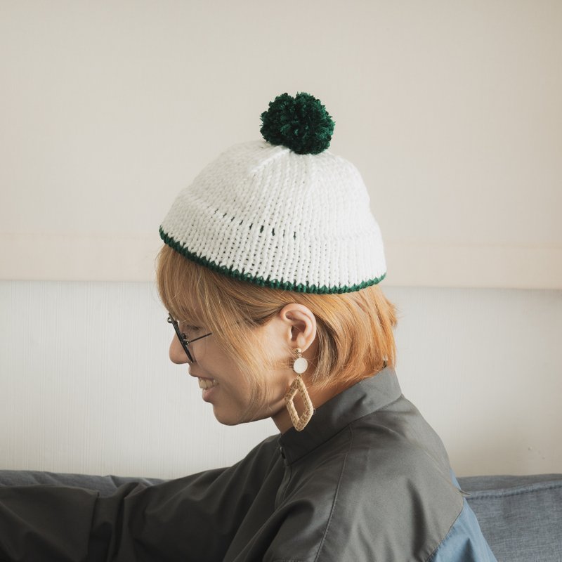 K010 Hand-knitted Ultra-short Dome Contrast Hair Ball Cap Sailor Cap - White Green - หมวก - ผ้าฝ้าย/ผ้าลินิน ขาว