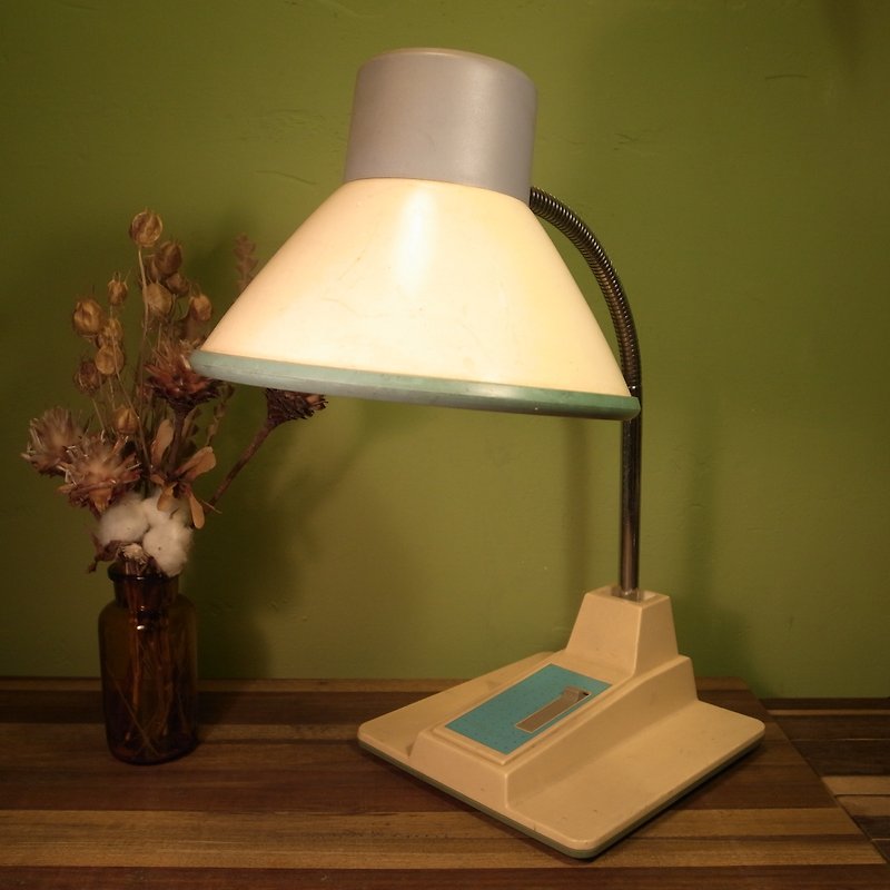 オールドボーンポッパーベージュテーブルランプVINTAGE RETO - 照明・ランプ - プラスチック 多色