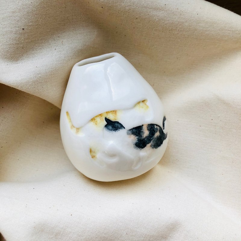 Hand squeezed white porcelain vase/Orange cat and calico cat on white background - Pottery & Ceramics - Porcelain Multicolor