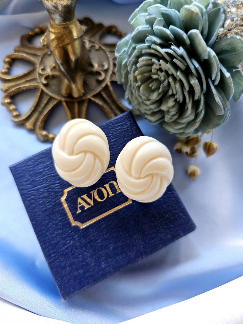 AVON絲綢米白柔線夾式耳環/復古珠寶首飾/vintage美國西洋古董 - 耳環/耳夾/耳骨夾 - 其他材質 