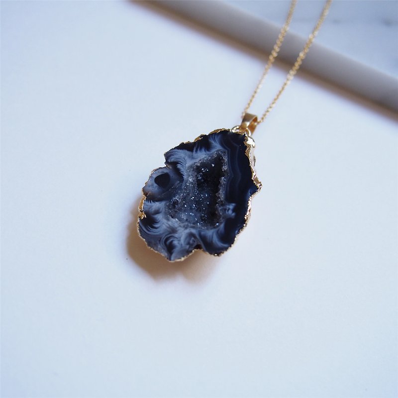 "KeepitPetite" unique natural agate crystal stone · · gold-plated necklace (45cm) gift - Necklaces - Gemstone Black