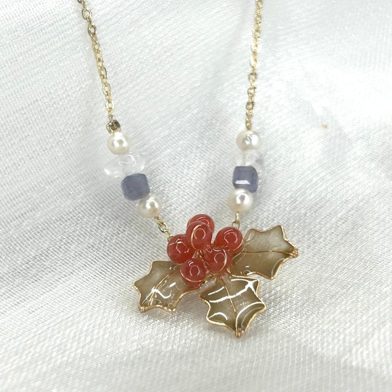 【レッドヒイラギxタンザナイト - クリスタルフラワーブレスレット】12月の誕生花 誕生石 花言日和 - ピアス・イヤリング - レジン 