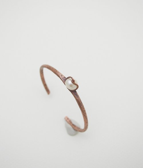 Ji Moi 燭火-珍珠‧紅銅 開放式手環