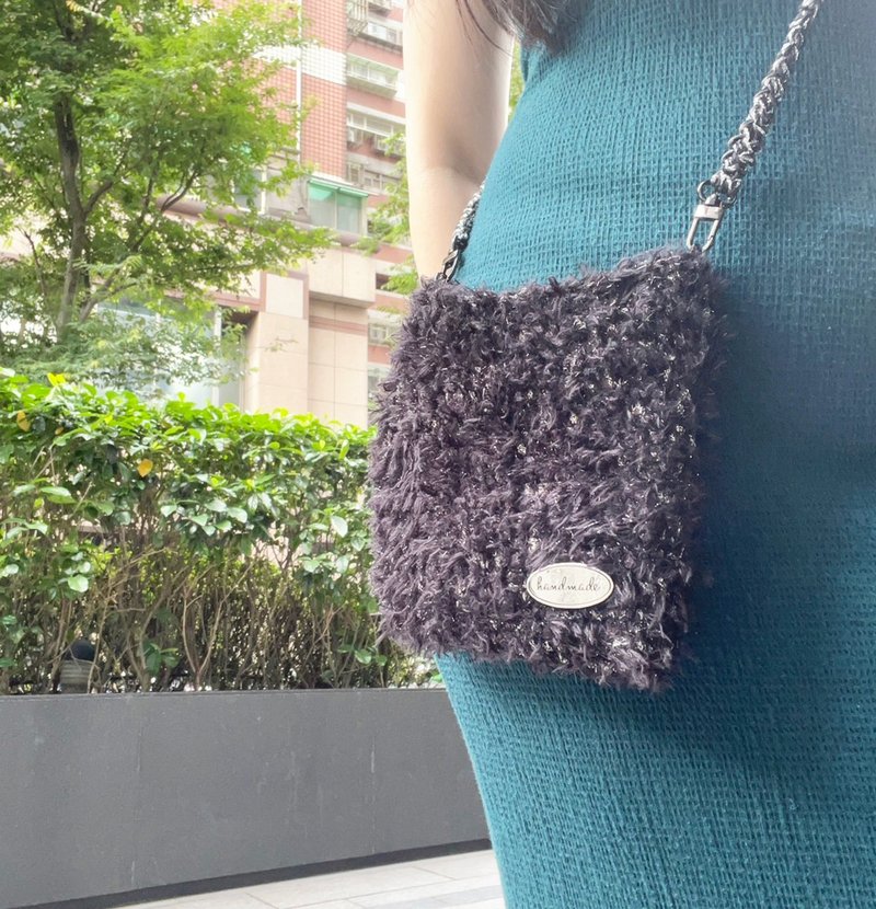 Maomao Xiaoxiang square side backpack-silky black Xiaoxiang style/side backpack/mink fur/high-end sense - กระเป๋าแมสเซนเจอร์ - วัสดุอื่นๆ 