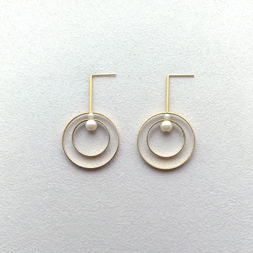 Link & See 串。手作 e045-轉動1-黃銅珍珠 針式夾式耳環