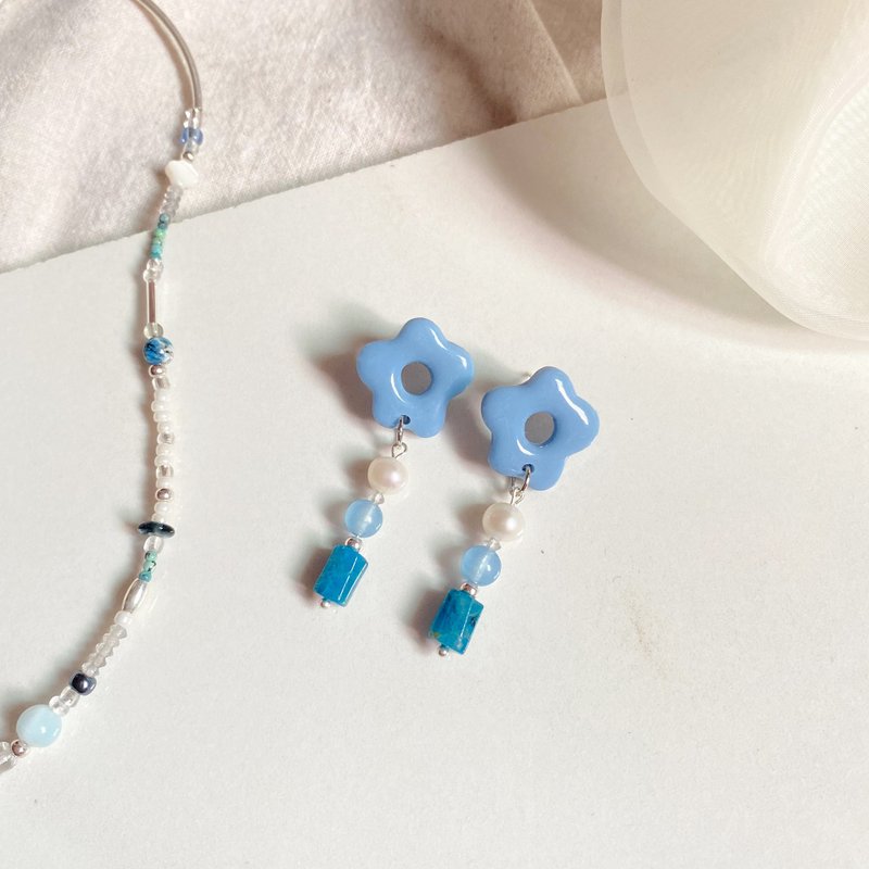 Handmade soft pottery earrings Lucid dream series if water blue chalcedony blue Stone ear needle Clip-On - ต่างหู - ดินเผา สีน้ำเงิน