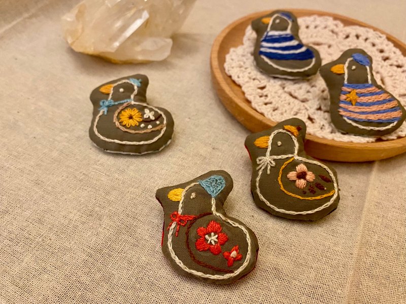 自由自在的鴨子團 刺繡布胸針 - 胸針 - 棉．麻 綠色