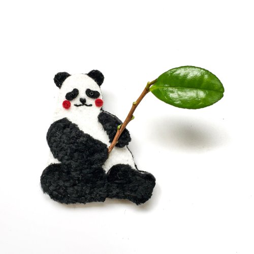 。日雀刺繡。 動物系列-熊貓 手工刺繡別針/胸針