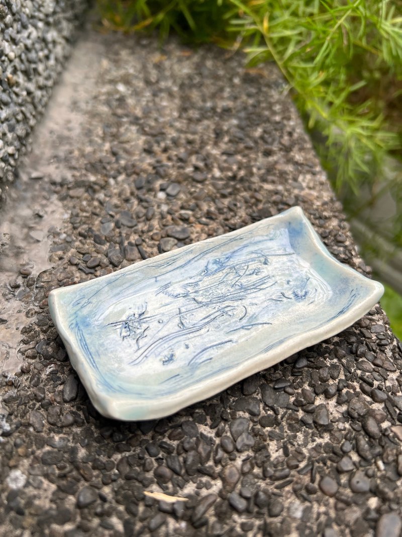 Hand-painted pottery with the appearance of wind blowing 9.7x 5.4 x 1.6cm - ของวางตกแต่ง - ดินเผา 