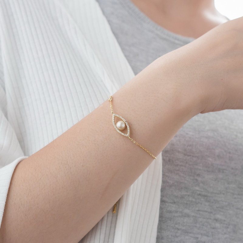 Cotton Pearl Bracelet-Eye Design Bracelet - สร้อยข้อมือ - โลหะ สีทอง