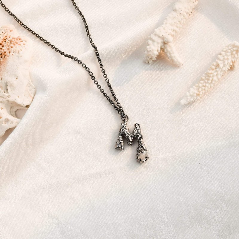 Alphabet Pendant M Letter - 項鍊 - 銅/黃銅 
