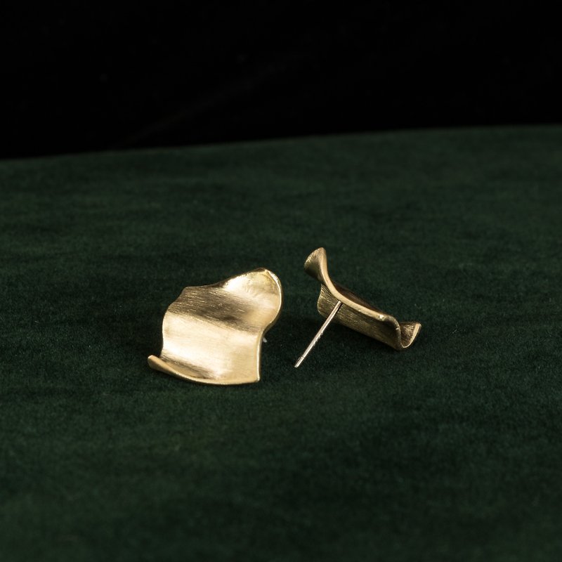 【soid Studio適品】黃銅耳飾-飄飄的紙 - 耳環/耳夾 - 銅/黃銅 